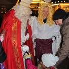 Der hl. Nikolaus kam traditionell am 6. Dezember, um brave Kinder auf dem Christkindlmarkt am Hauptplatz zu beschenken.