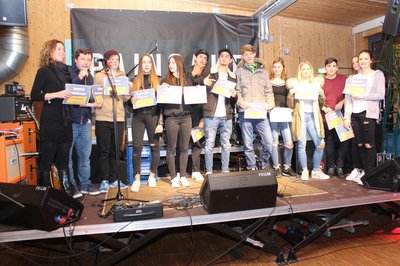Bei der Wahlbekanntgabe-Party im JUZ Atlantis (von links): Jugendreferentin Julia Spitzenberger, Stadtjugendpfleger Christoph Höchtl und einige der neu gewählten Jugendparlamentarier.