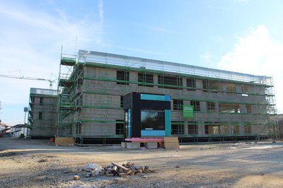 Das neue Schulhaus der Grund- und Mittelschule am Kapellenweg steht im Rohbau.