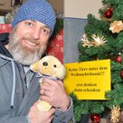 <b>Er hat sich auf dem Weihnachtsmarkt der Tierherberge für die Feiertage einen Ersatzschnuppi geschnappt. </b>  Vielleicht wird ja Anfang 2017 eine echte, lebendige Fellnase bei ihm zu Hause leben? (Foto ©: Alfred Raths)