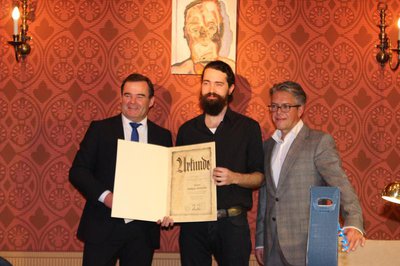 Zweitre Bürgermeister Albert Gürtner (linka) überreicht zusammen mit Kulturreferent Steffen Kopetzky (rechts) dem diesjährigen Preisträger Philipp Brosche die Urkunde.