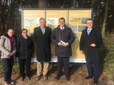 Von links: Carmen Glaser, LAG-Managerin und LAG-Geschäftsführerin, Irmgard Neu-Schmid, LEADER-Koordinatorin, AELF Ingolstadt, Museumsleiter Dr. Wolfgang David, Bürgermeister Herbert Nerb und Landrat sowie 1. LAG-Vorsitzender Martin Wolf.