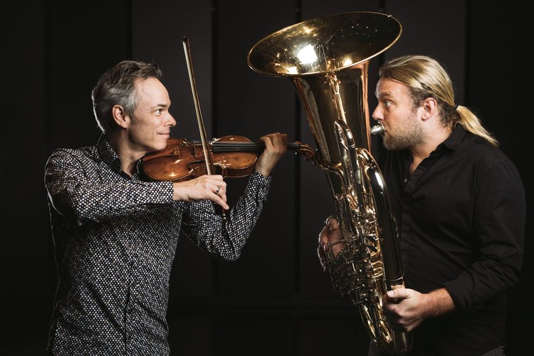 Schmid und Hofmeir mit Tuba und Violine