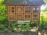 Foto des Insektenhauses mit verschiedenen Unterschlupfmöglichkeiten für Insekten