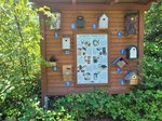 Foto des Vogelhotels mit verschienden Vogelhäuschen