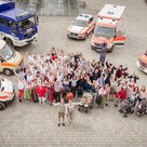 Nach der Hochzeit von Bettina und Stefan Schedl standen Mitarbeiter von BRK, Feuerwehr und THW mit ihren Fahrzeugen Spalier vor dem Pfaffenhofener Rathaus.