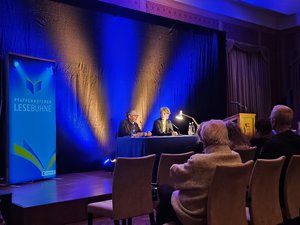 Paula van Well und Steffen Kopetzky im Festsaal auf der Bühne bei der Lesung.
