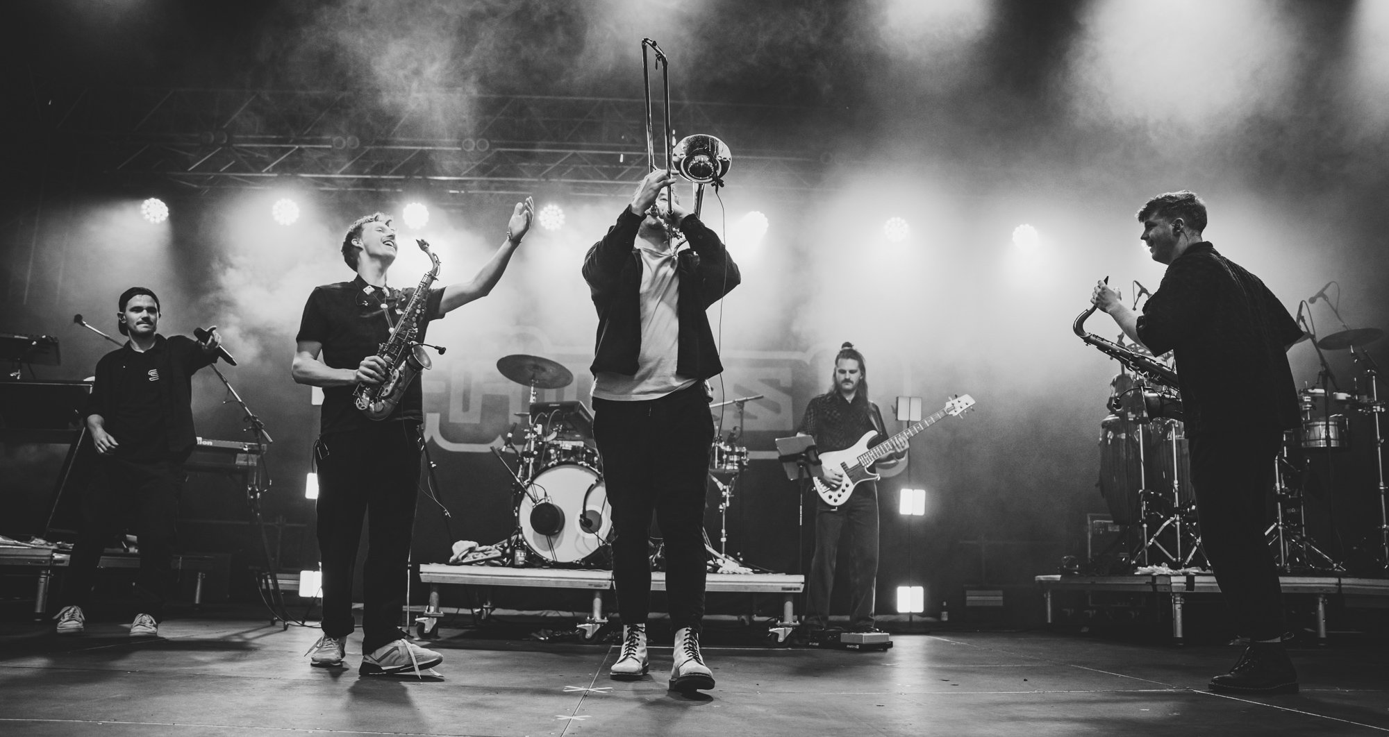 schwarz-weiß Foto von Band auf Bühne bei Auftritt