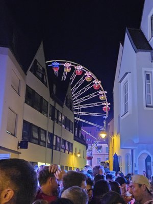 Foto bei Nacht von LNDKUM mit Riesenrad im Hintergrund