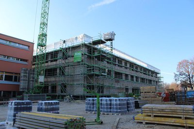 Die neue Grund- und Mittelschule am Kapellenweg ist im Bau und geht Anfang 2018 in Betrieb.