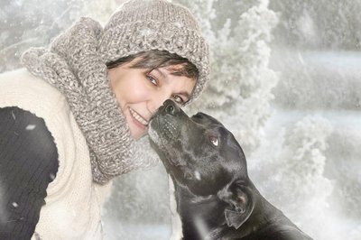 <b>Stimmt das? Ist heute Weltknuddeltag? </b> Tierheimleiterin Sandra Lob mit ihrem Hund Don bei traumhaftem Winterwetter  (Foto © Paul Ehrenreich)