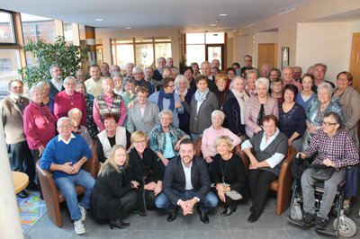 Die ehrenamtlichen Mitarbeiterinnen und Mitarbeiter des Seniorenbüros trafen sich auf Einladung der Stadt Pfaffenhofen zum Dankeschön-Frühstück im Bürgerzentrum Hofberg. Dabei stellten sie sich zusammen mit Bürgermeister Thomas Herker, Seniorenreferentin