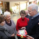 Günter Lönhard, ehrenamtlicher Mitarbeiter beim BRK und beim Seniorenbüro, erklärte einigen Senioren die Anwendung des Defibrillators.