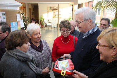 Günter Lönhard, ehrenamtlicher Mitarbeiter beim BRK und beim Seniorenbüro, erklärte einigen Senioren die Anwendung des Defibrillators.