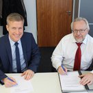 Stadtwerke-Vorstand Stefan Eisenmann (links) unterschreibt den Vertrag, die Bayernwerk AG wird vertreten von Karl Krapf.