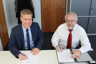 Stadtwerke-Vorstand Stefan Eisenmann (links) unterschreibt den Vertrag, die Bayernwerk AG wird vertreten von Karl Krapf.