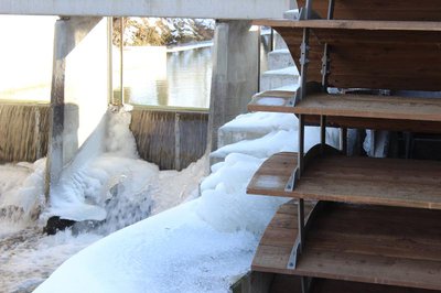 Dicke Eisschicht am Wehr der Arlmühle