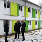 Bei der Besichtigung der neuen Obdachlosenunterkunft (von links): Bürgermeister Thomas Herker, SKM-Vorsitzender Hans Prechter und Sachgebietsleiterin Heidi Bogner.