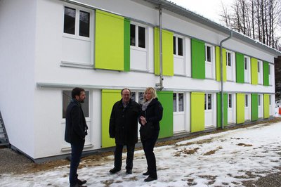 Bei der Besichtigung der neuen Obdachlosenunterkunft (von links): Bürgermeister Thomas Herker, SKM-Vorsitzender Hans Prechter und Sachgebietsleiterin Heidi Bogner.