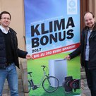 Mit dem „Abtau Bonus“ fördert die Stadt Pfaffenhofen den Kauf energiesparender Kühlgeräte. Darauf weisen der städtische Klimaschutzmanager André Adler (links) und der Energiereferent des Stadtrats, Andreas Herschmann, hin.