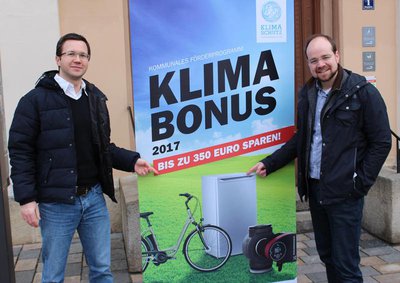 Mit dem „Abtau Bonus“ fördert die Stadt Pfaffenhofen den Kauf energiesparender Kühlgeräte. Darauf weisen der städtische Klimaschutzmanager André Adler (links) und der Energiereferent des Stadtrats, Andreas Herschmann, hin.
