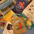 In der Stadtbücherei im Haus der Begegnung gibt es etliche mehrsprachige Bücher. Am „Tag der Muttersprache“ am 21. Februar sind Kinder und Erwachsene zum Vorlesenachmittag eingeladen.