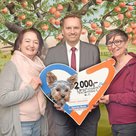 <b>Ein Herz für Molly:</b> Der Leiter der Pfaffenhofener Sparda-Bank, Hermann Klement, zusammen mit Manuela Braunmüller (links) und Sandra Lob von der Tierherberge Pfaffenhofen (Foto © Paul Ehrenreich)