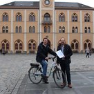 Mit dem „Umsattel Bonus“ fördert die Stadt Pfaffenhofen den Kauf von E-Bikes. Im Bild der Energiereferent des Stadtrats, Andreas Herschmann (rechts), und der städtische Klimaschutzmanager André Adler.