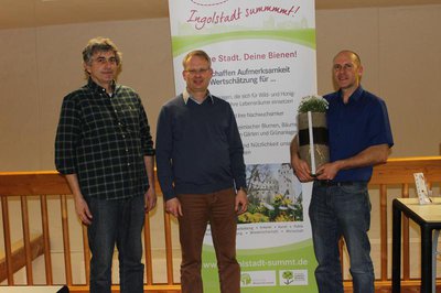 V. l.: Gärtnermeister Florian Straub, Ingolstadts Sachgebietsleiter Naturschutz Mario Meier-Gutwill, Mario Dietrich von den Stadtwerken Pfaffenhofen