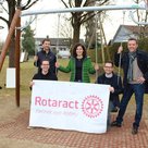 Von links: der Spielplatzreferent des Stadtrats Andreas Kufer, Fabian Gerling, Club-Präsidentin Christina Spring und Franz Schelle vom Rotaract Club Hallertau sowie Bürgermeister Thomas Herker.