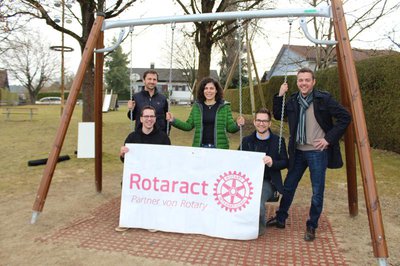 Von links: der Spielplatzreferent des Stadtrats Andreas Kufer, Fabian Gerling, Club-Präsidentin Christina Spring und Franz Schelle vom Rotaract Club Hallertau sowie Bürgermeister Thomas Herker.