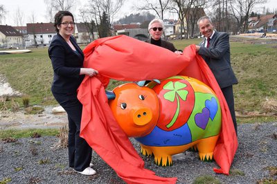 Enthüllung des Glücksschweins durch Bernhard Mayer von der Sparkasse Pfaffenhofen (r.), Gartenschau-Geschäftsführer Walter Karl und die Gartenschau-Marketingverantwortliche Andrea Stolberg