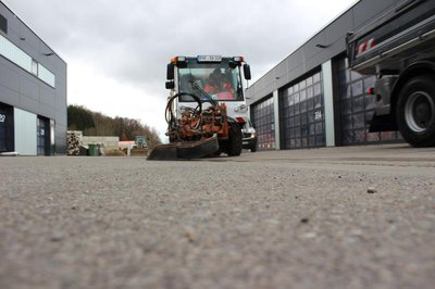 Die Kehrmaschine der Stadtwerke sorgt für saubere Nebenstraßen, Rad- und Gehwege