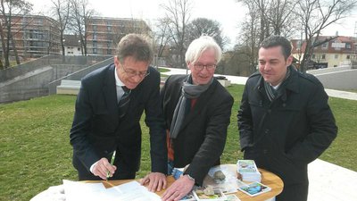 Bei der Vertragsunterzeichnung: Johannes Doms, Walter Karl und Erster Bürgermeister Thomas Herker (v.l.)