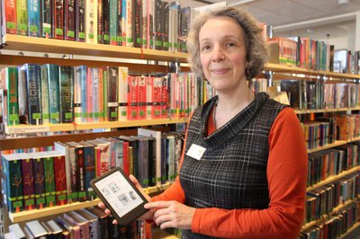 Büchereileiterin Daniela Kneidl demonstriert die Onleihe.
