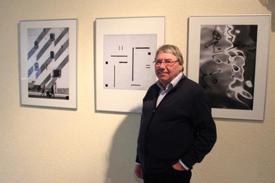 Clemens Fehringer mit seinen drei Schwarz-Weiß-Fotos, die jetzt  direkt neben dem Eingang zur Städtischen Galerie im Haus der Begegnung hängen.