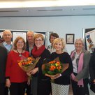 Ein Teil der Freisinger Gäste mit Amtsleiter Robert Zellner (2. V. links) und Rita Schwaiger (4. v. links), der Vorsitzenden des Kreisseniorenbeirates, bedankten sich bei den Leiterinnen des Seniorenbüros Pfaffenhofen, Heidi Andre und Yvonne Fraebel, mit