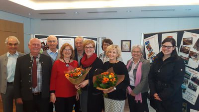 Ein Teil der Freisinger Gäste mit Amtsleiter Robert Zellner (2. V. links) und Rita Schwaiger (4. v. links), der Vorsitzenden des Kreisseniorenbeirates, bedankten sich bei den Leiterinnen des Seniorenbüros Pfaffenhofen, Heidi Andre und Yvonne Fraebel, mit