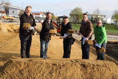 Spatenstich am neuen Verflechtungsstreifen an der B 13 (von links): Peter Hammer, Bauleiter der Firma Seizmeir, Gerhard Fischer vom Staatlichen Bauamt, Bürgermeister Thomas Herker, Arne Schrönbrodt vom Staatlichen Bauamt und Planer Dirk Gehring vom Ingen