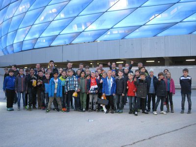 Die Nachwuchsfußballer des MTV 1862 Pfaffenhofen vor der blauen Allianz Arena.