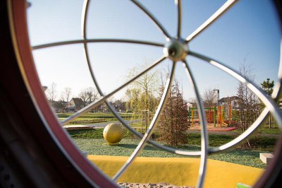 Für kleine Froschkönige: Blick aus dem Froschkönigklettergerüst auf den Bürgerpark