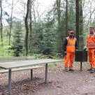 Arbeiter der Stadtwerke halten die Wald- und Wanderwege rund um Pfaffenhofen sauber.