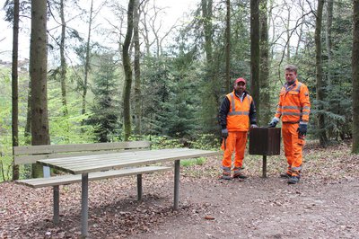 Arbeiter der Stadtwerke halten die Wald- und Wanderwege rund um Pfaffenhofen sauber.