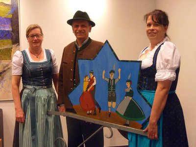 Sie freuen sich über das Maibaumtaferl (v. links): Anna Felbermeir, Hans Felbermeir, Anita Hörner