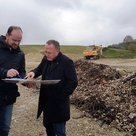 Andreas Herschmann (Vorstand der BEG PAF) 
und Markus Käser (Vorsitzender Bürgerenergie Bayern e.V.) vor der ehemaligen Kiesabbaufläche auf welcher der Bürgersolarpark errichtet werden soll.