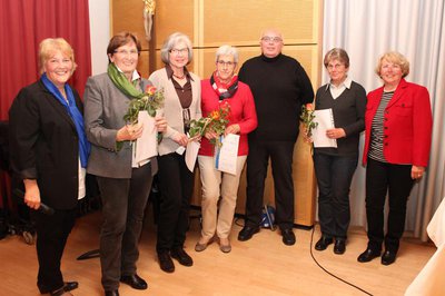 Mitgliederehrung beim Frauenbund Pfaffenhofen (von links): die Vorsitzende Ursel Sibinger, Veronika Reil, Silvia Schuster, Elfriede Kellerer, der geistliche Beirat Pfarrer Albert Miorin, Hermine Heindl und die 2. Vorsitzende Rita Reicheneder.