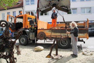 Hermann Hechenberger hat seine tierischen Schrott-Skulpturen an der Ecke Scheyerer-/Auenstraße aufgestellt.