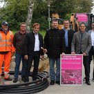 Start für den Breitbandausbau in Tegernbach (von links): Tiefbau-Vorarbeiter Raimund Feht, Herbert Deuter und Florian Ipavec von der OFM Communications GmbH & Co. KG, der städtische Breitbandpate Christian Wilkendorf und die Telekom-Mitarbeiter Thomas Di