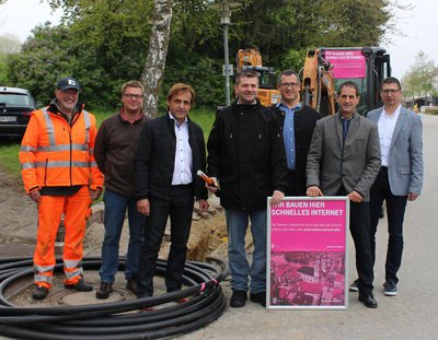 Start für den Breitbandausbau in Tegernbach (von links): Tiefbau-Vorarbeiter Raimund Feht, Herbert Deuter und Florian Ipavec von der OFM Communications GmbH & Co. KG, der städtische Breitbandpate Christian Wilkendorf und die Telekom-Mitarbeiter Thomas Di