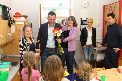 Am Tag der Kinderbetreuung bedankte Bürgermeister Thomas Herker sich bei den Mitarbeiterinnen und Mitarbeitern der sechs städtischen Kindertagesstätten. Stellvertretend für alle besuchte er die Kita St. Andreas. Rechts im Bild Fachberaterin Andrea Mischk